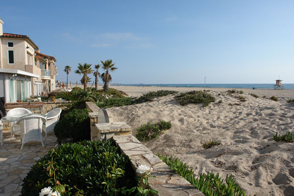 Residential facilities are all within steps of Newport Beach